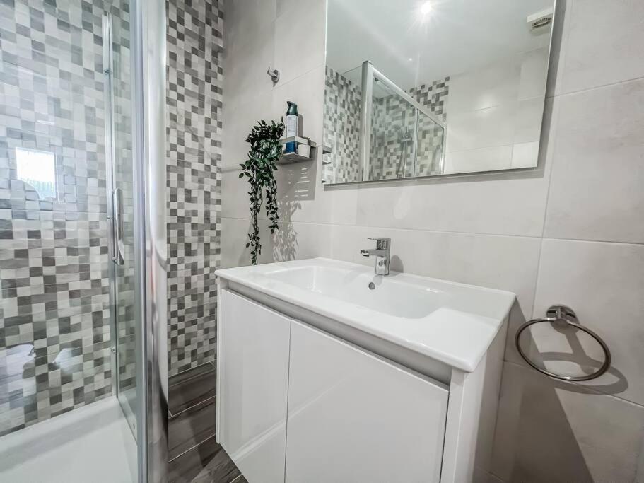 Modern 2 Bed Apartment With Pool In Frigiliana Bagian luar foto